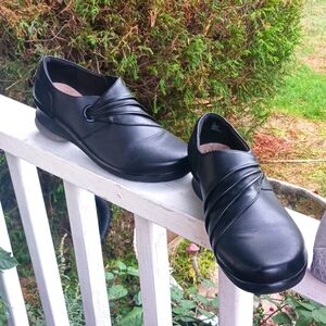 CLARKS Ultimate Comfort Collection Black Slip On Shoes NWOT Size 9